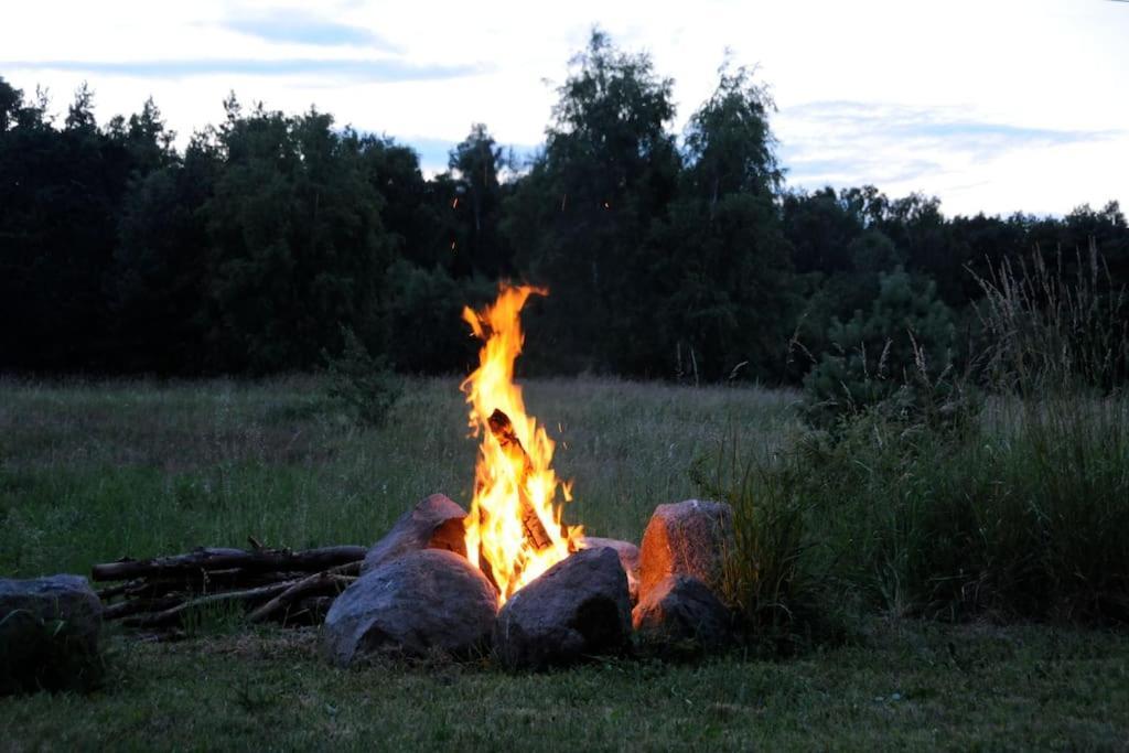 Romantisches Studio Am Waldesrand Mit Gartensauna Schwarz Esterno foto
